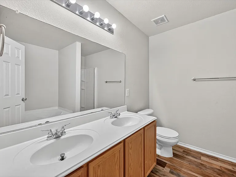 1201 Lambert Dr — Photo 11