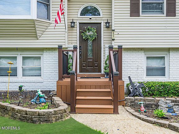 3rd image of 633 Vaughn Avenue