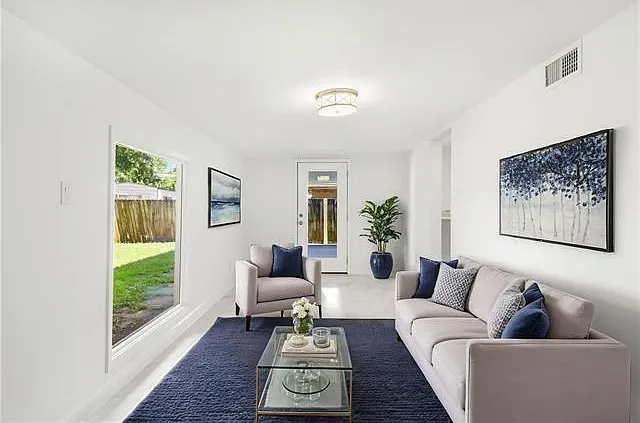 1509 Taft Park — Photo 11