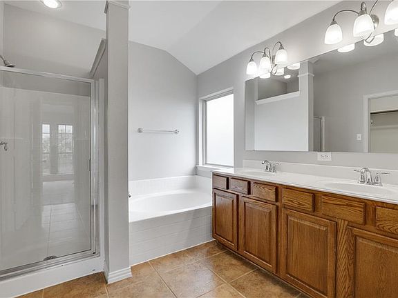5th image of 335 Hawthorn Dr