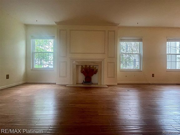 3rd image of 2612 Williamsburg Cir