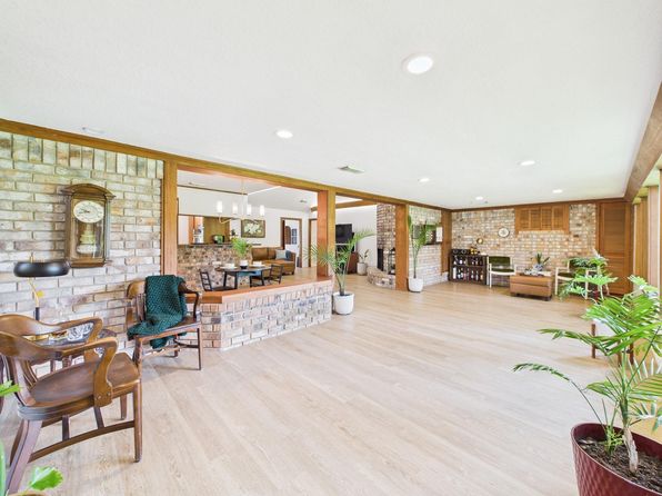 244 Narcissus St, Lake Jackson, TX 77566