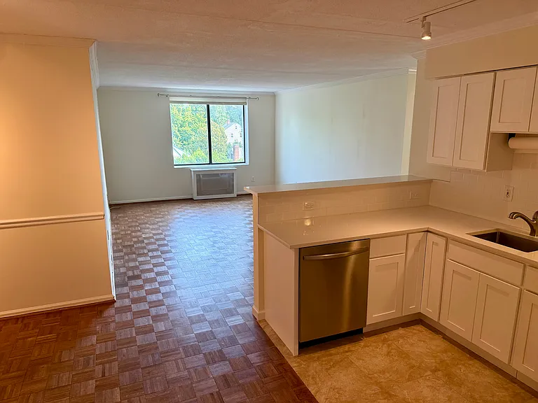 1535 E Putnam Ave #408 — Photo 6