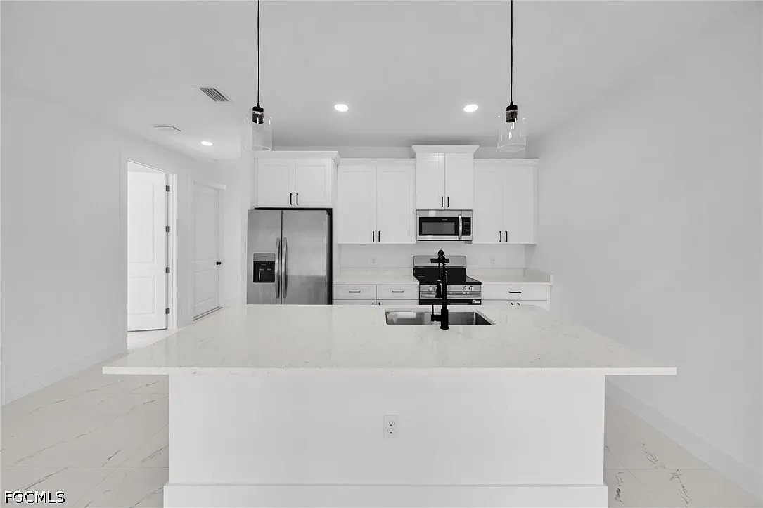 3 bed, 2.0 bath, 1200 sqft, $1,800 — Photo 1