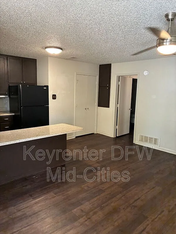 1 bed, 1.0 bath, 800 sqft, $1,050 — Photo 2