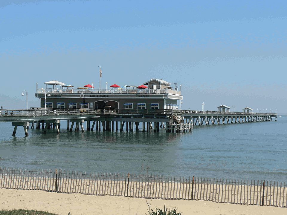 Fishing pier with upper deck entertainment 1/2 mile away!