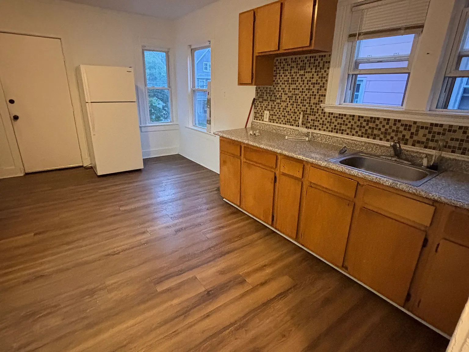 4 bed, 2025 sqft, $2,200 — Photo 3