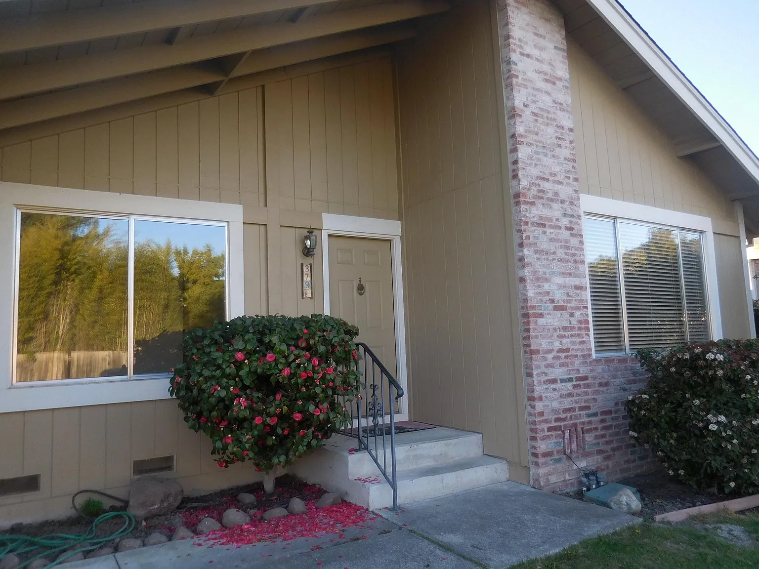 4 bed, 1920 sqft, $3,990 — Photo 2