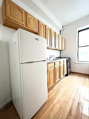 3rd image of 348 E 66th St Front 3B