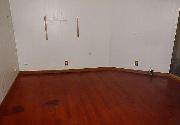 3rd image of 402 S A St