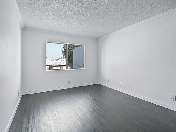 3rd image of 1530 N Formosa Ave #218