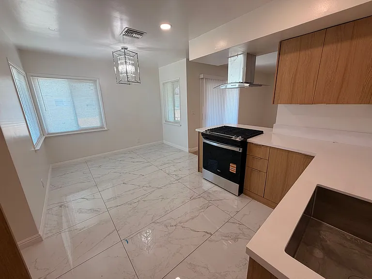 10500 La Reina Ave #E — Photo 15