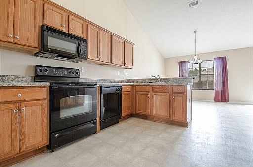 3rd image of 15274 Camelot Dr