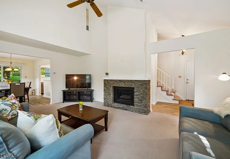 29 Coachlight Dr — Photo 6