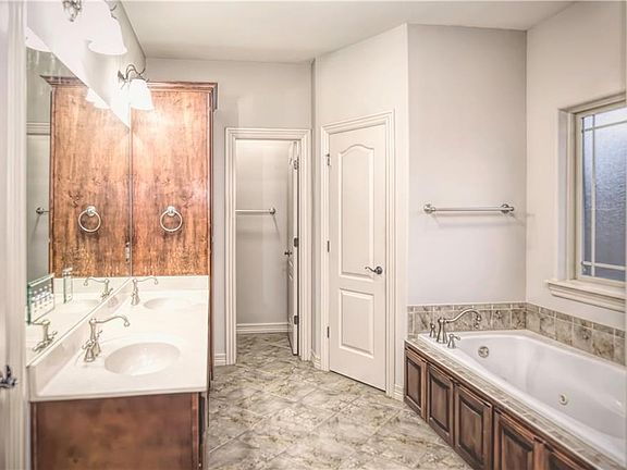 3rd image of 2203 SW Farringdon Ave