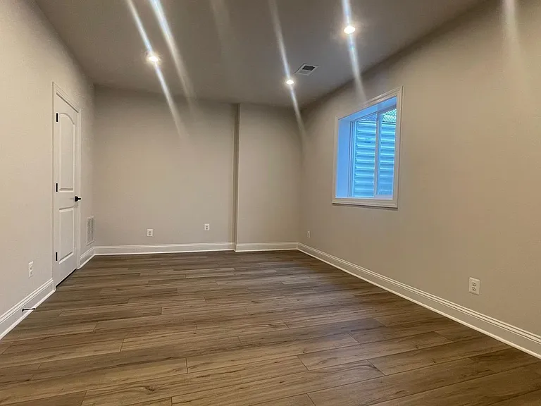 4006 Varick St — Photo 28