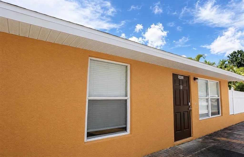 2 bed, 2.0 bath, 875 sqft, $1,595 — Photo 1