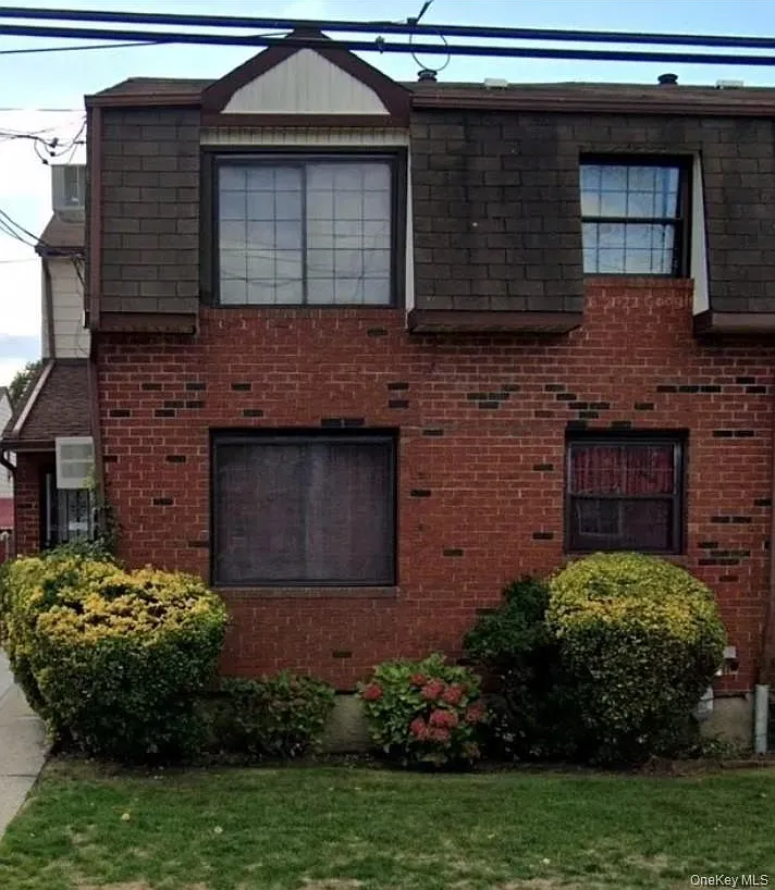 3 bed, 1.5 bath, 2042 sqft, $3,000 — Photo 1