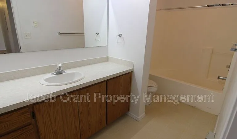 385 Golden St #4 — Photo 7