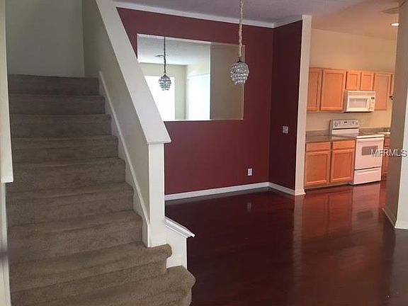 5th image of 736 Vallance Way NE