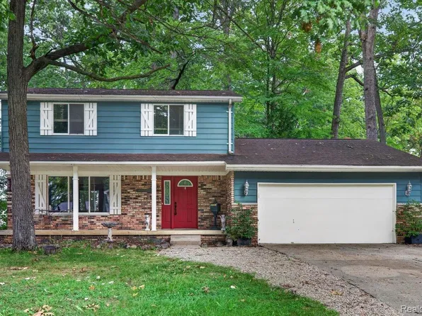 13305 Crane Ridge Dr, Fenton, MI 48430
