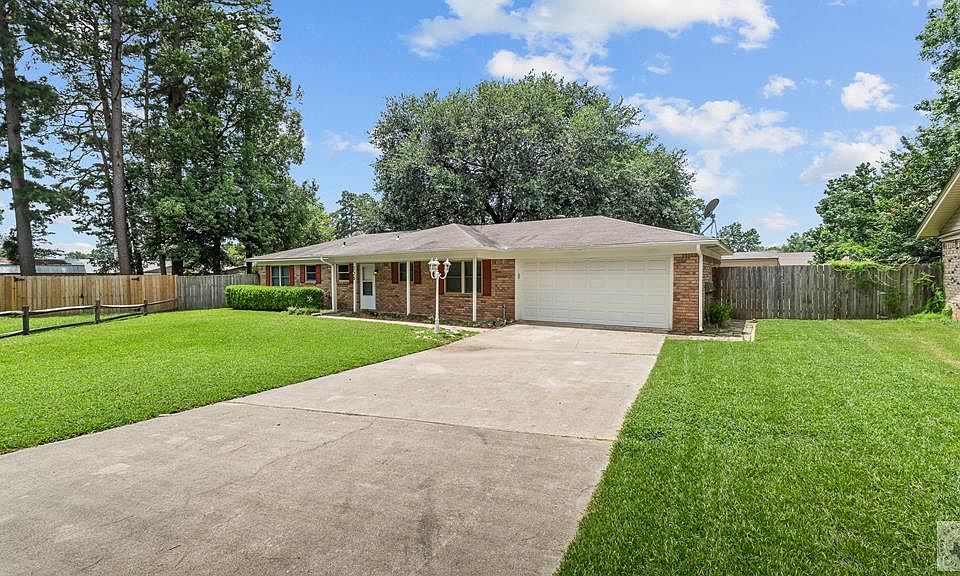 1st image of 220 Edgewood Cir