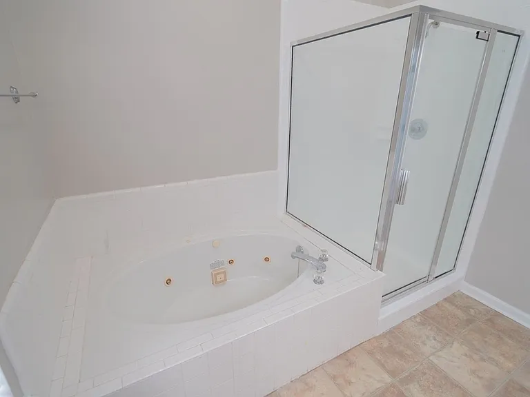 1908 Wagon Wheel Cir E — Photo 18