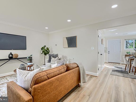 5th image of 2608 Huron St