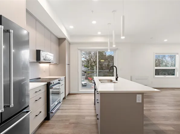 610 Lampson St #407, Esquimalt, BC V9A 6A1