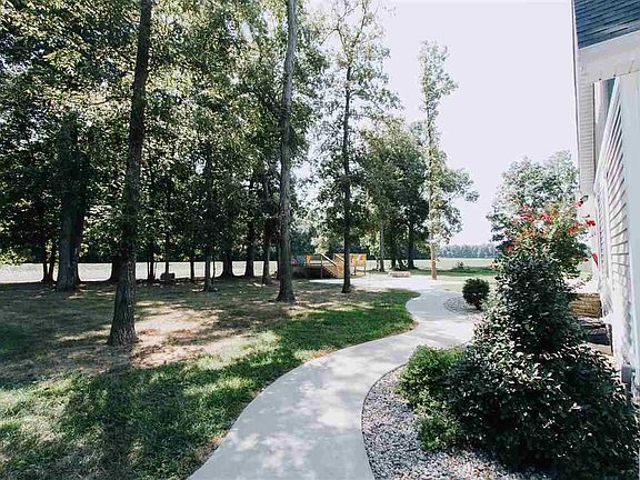 5th image of 268 Kaitlyn Ln N