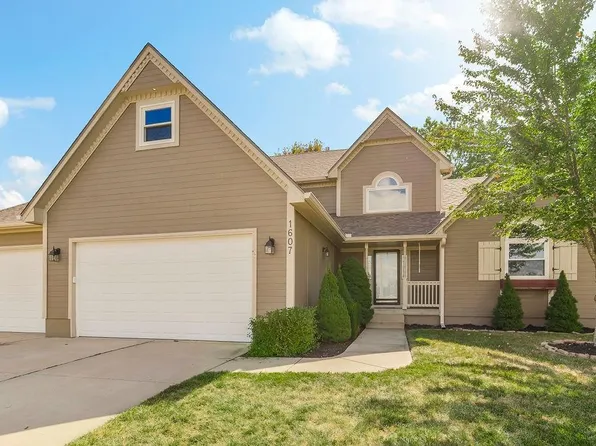 1607 Bradford Dr, Greenwood, MO 64034