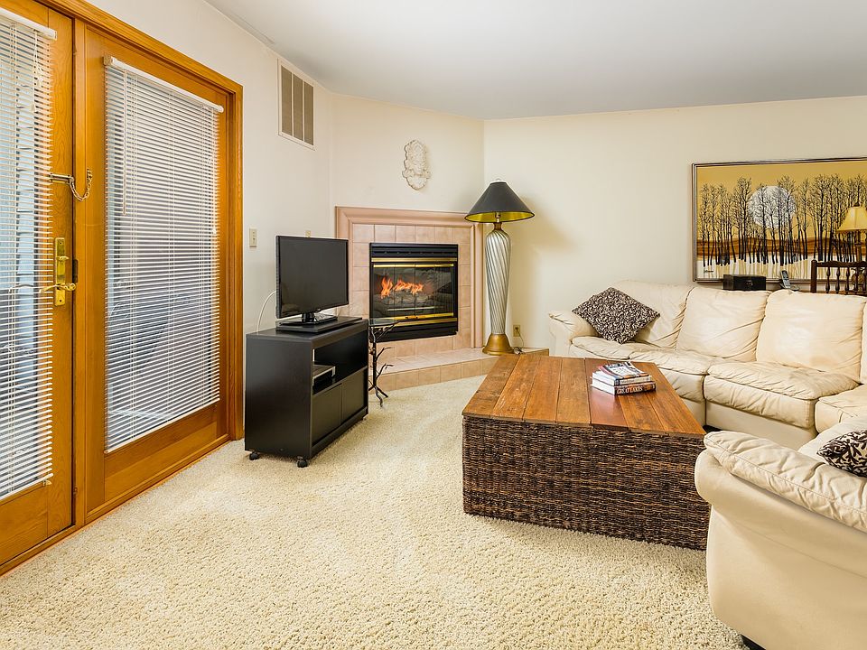 Living room - cable tv, gas fireplace, patio door