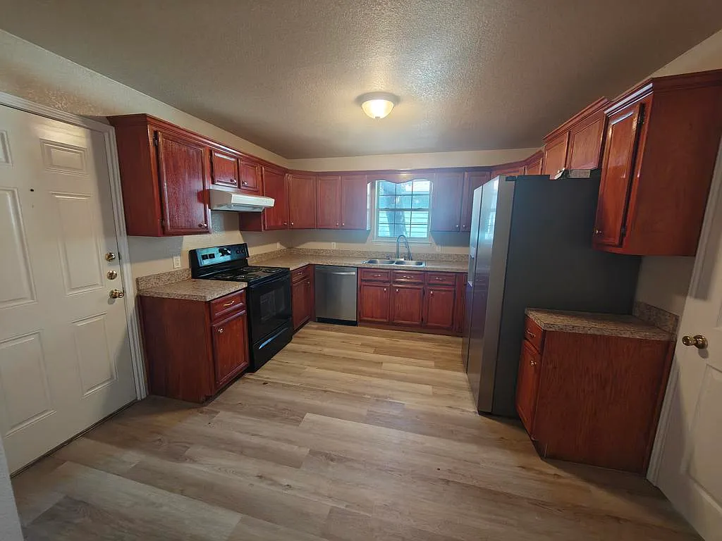 4 bed, 1728 sqft, $1,650 — Photo 2