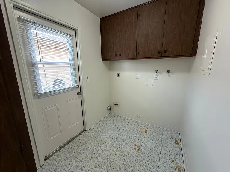 348-350 S Bedford Rd — Photo 6