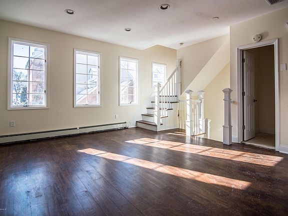 3rd image of 15 Lexington Ln
