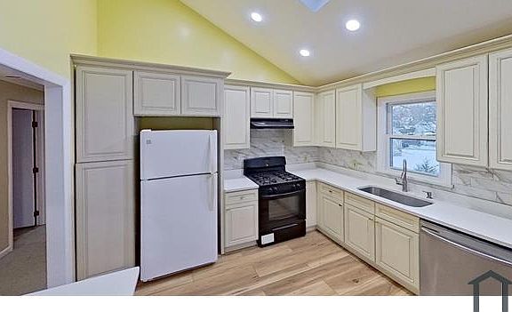 3rd image of 52 Rockefeller St Floor 2