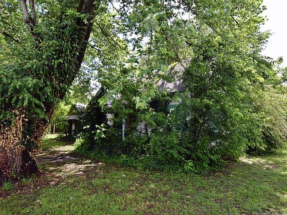 3rd image of 1521 E Delaware St