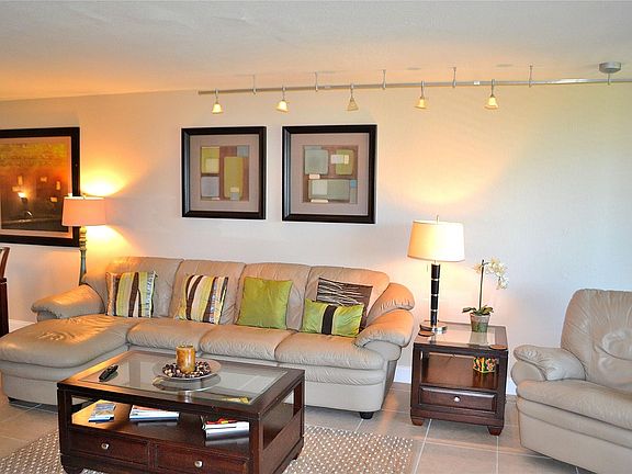 4th image of 3850 Oaks Clubhouse Drive #405