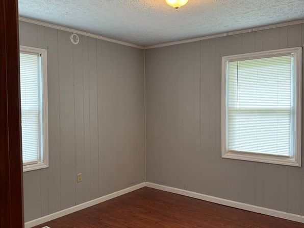 141 1st St, Centertown, KY 42328