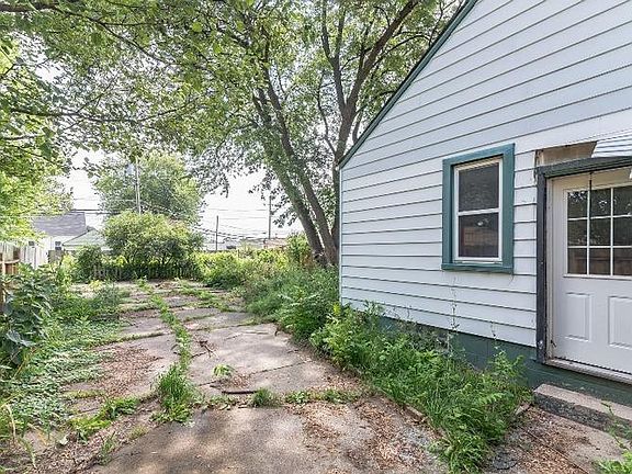3rd image of 1929 Charter St