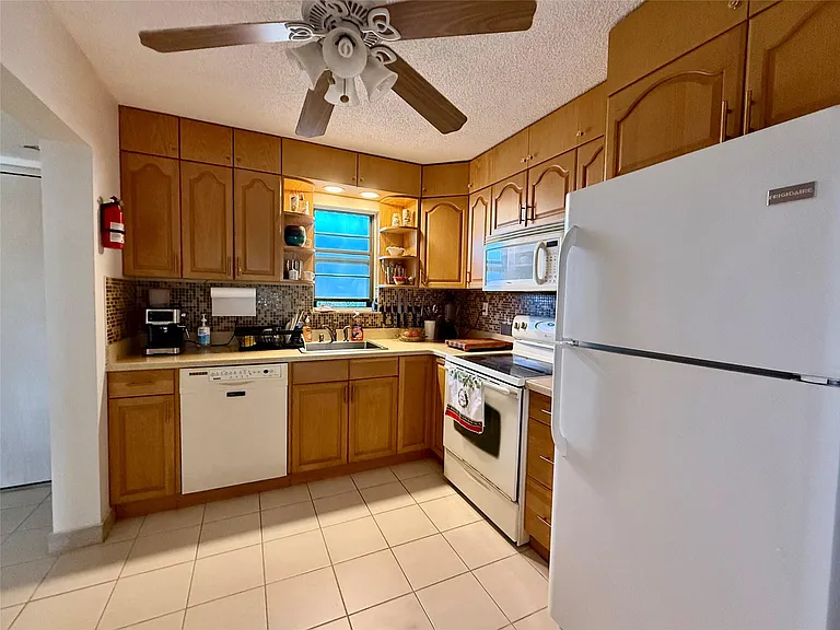 9440 SW 8th St #308 — Photo 7