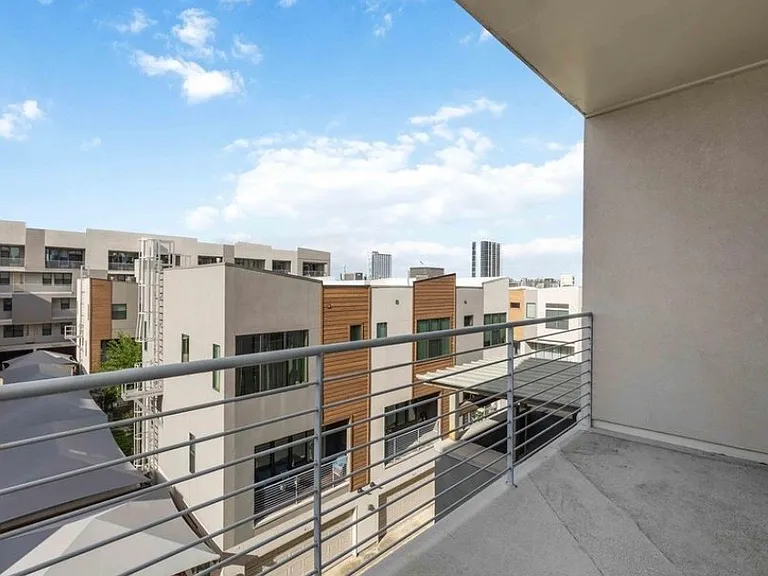 2401 Crawford St — Photo 10