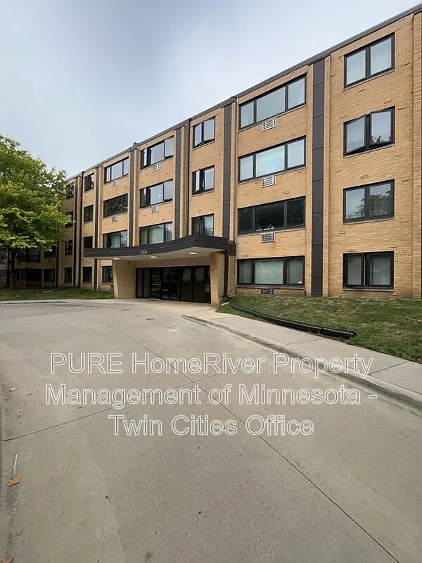 1 bed, 1.0 bath, 656 sqft, $1,300 — Photo 2