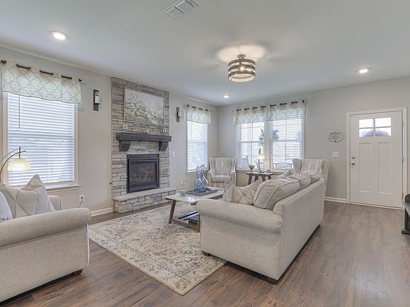 4th image of 563 Montrose Dr