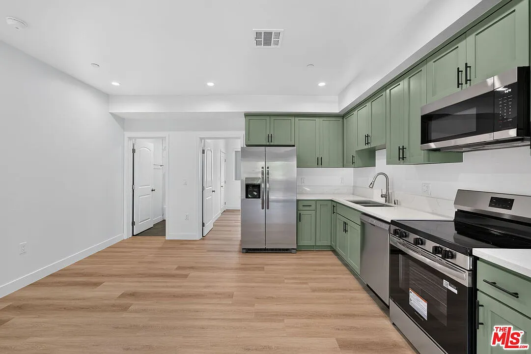 4 bed, 4.0 bath, 1300 sqft, $4,250 — Photo 2
