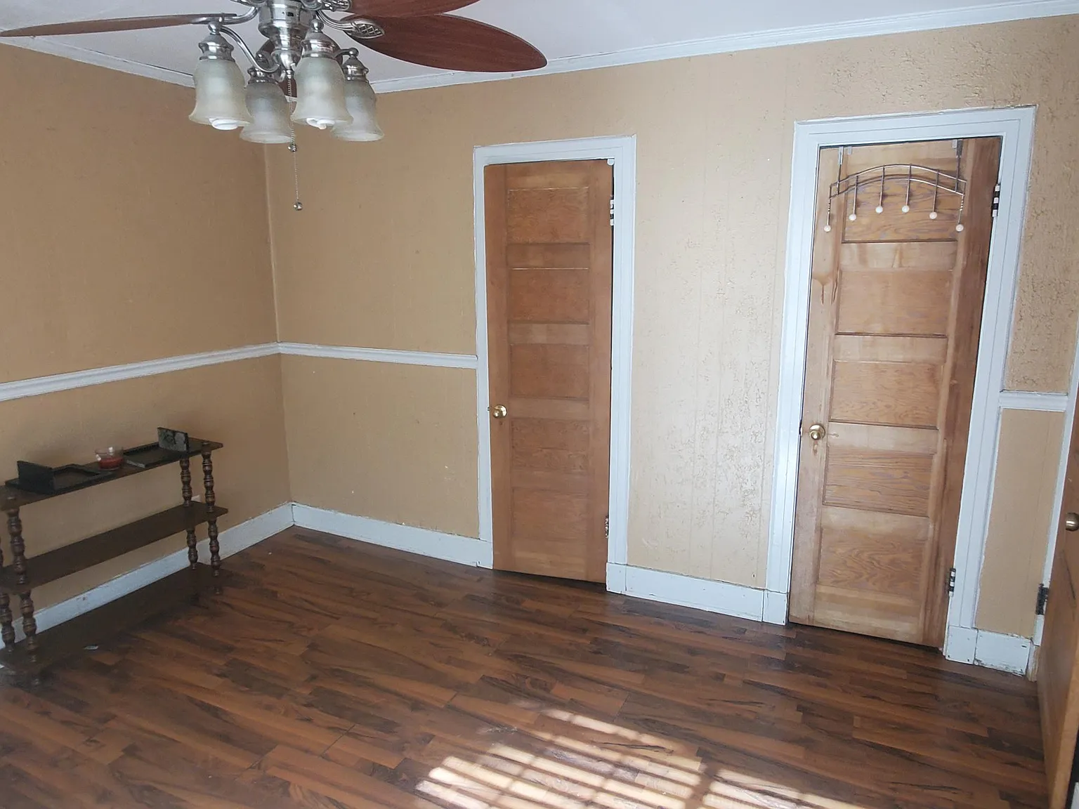 427 Adrienne St — Photo 2
