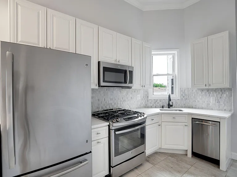 132 Lincoln St #6RIGHT — Photo 4