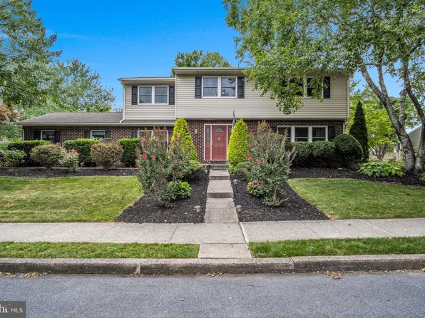 2116 Foxfire Dr, Mechanicsburg, PA 17055