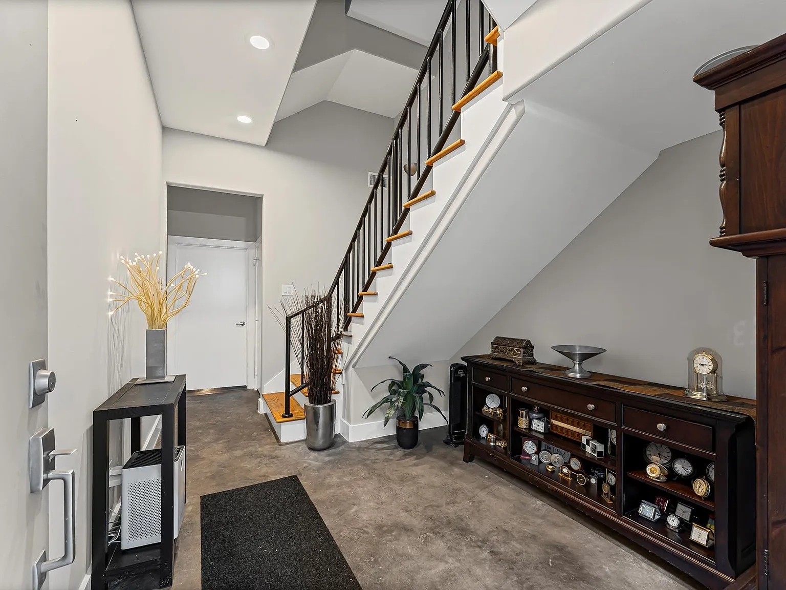 3 bed, 2.5 bath, 2505 sqft, $3,200 — Photo 2
