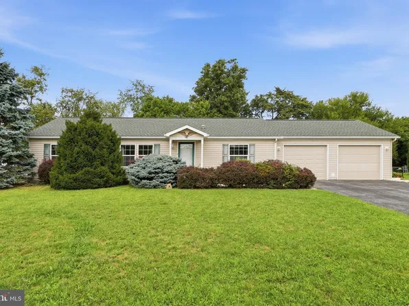 155 Camelot Dr, Chambersburg, PA 17202